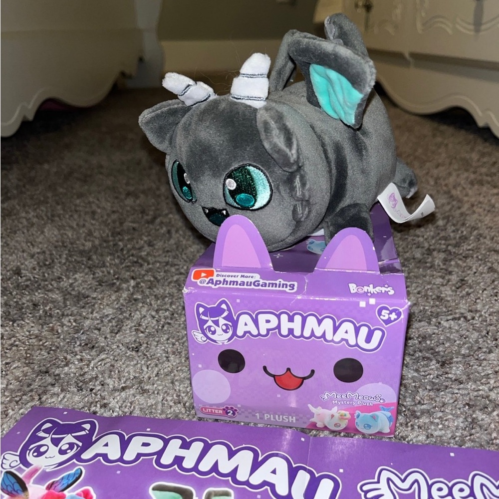 Aphmau meemeows series 2 dragon cat